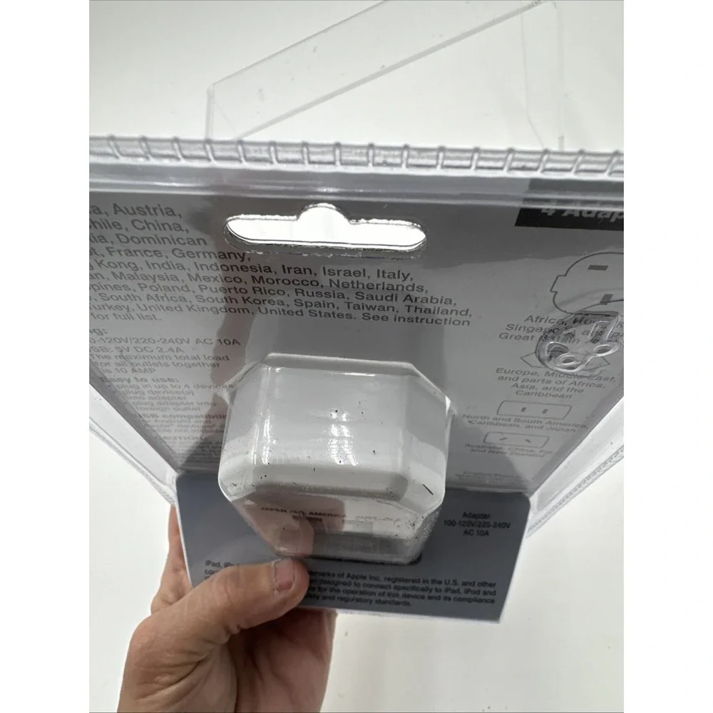 Worldwide Adapter with USB port Travelsmart by‎ Conair - BRAND NEW -